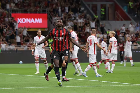 ميلان يبدأ مشواره في كأس إيطاليا بانتصار على باري